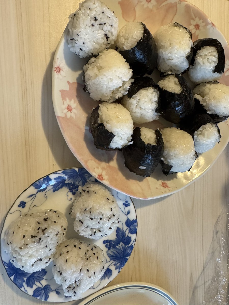 nebutasenbei's tweet photo. おはよう☀
good morning
lunchbox for W&D
298/600🍱
Done🍳
Omusbi🍙
Today is Onigiri Day.
It’s Sports Day.
#お弁当記録 #おにぎり #onigiri #omusubi #lunchbox #パパ弁当 #オヤジ弁当 #料理 #弁当日記 #bento #lunch #도시락 #handshadow #pietudezute https://t.co/mNmPjecGki