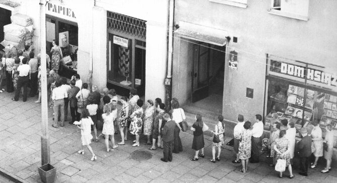 Wojszach's tweet photo. @KinaMagica then go to a store which is always empty, wait few minutes till small queue is over, unlike in red utopia where you have to get up at 3 so you can stand by the shop at 4 because it opens at 7 and maybe you can buy something https://t.co/8jR0F7LpQc