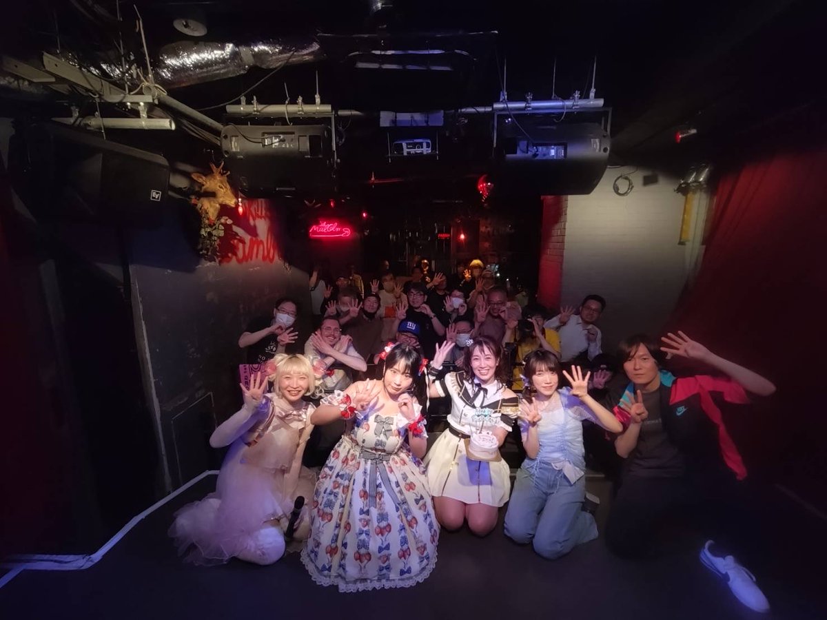 saoririnne's tweet photo. ァぁあ😍写真から溢れ出る多幸感😍
ゲストの皆、最高のメンバーでした！
このメンバーに出てもらってよかったぁと心から思います！！#さおり40祭 
そして来てくれた皆さん！本当に幸せな時間をありがとう！😭
ステージで泣いたの何年ぶりだろ？みんなが作り出してくれた温かく最高の空間で幸せな誕生日当日を過ごせました。大好きだよ。
せーの！「よんじゅう〜🤚」