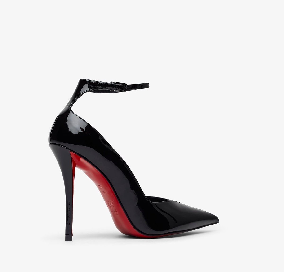 LegendaryLade's tweet photo. Solange Knowles wearing sexy Christian Louboutin “Erozee 100” black patent pumps with her JPG FW26 look!🔥 https://t.co/wYrKxTQsCu