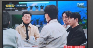 thinkingtree413's tweet photo. 김영하 작가의 말이 공감됩니다.

“많은 분들이 
‘시련이 사람을 강하게 만든다’ 고 알고 있는데
사실 시련은 사람을 ‘녹슬게’ 만듭니다.”

“시련을 이겨내고 강해지는 사람은
정말 드물어요. 잘못된 편견으로
‘너 고생하고 있으니 강해질거야’ 라고
하거나 ‘시련이 있어야한다’ 라고 하면서
사람을 녹슬게 만드는거죠.”

시련은 누구에게 단단함을 주기도 하지만
시련이 있어야만 꼭 단단해지는 것만은 아니라는 걸.