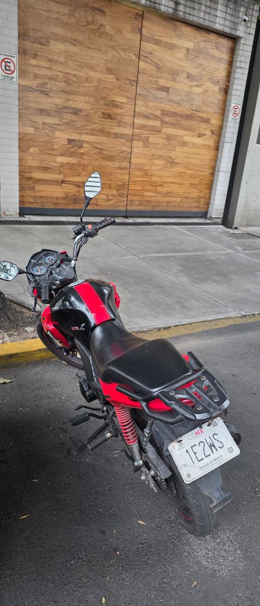 CokeCruz's tweet photo. @SSC_CDMX @UCS_GCDMX @En_laDelValle nos pueden ayudar a retirar estas motos en la calle de moras 667 que estorban la entrada del edificio https://t.co/WEZ9HgOE0I