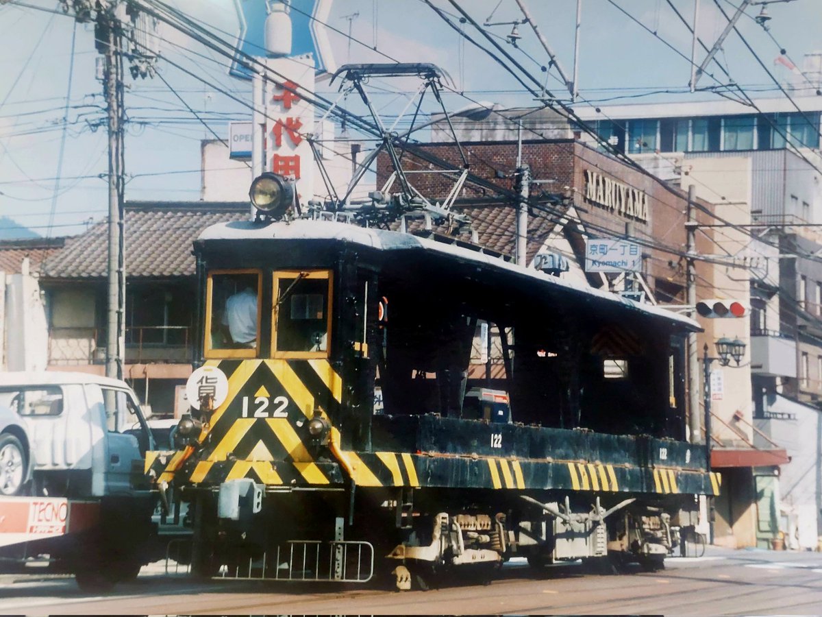 sHinROYKt48x8XO's tweet photo. 旧京津線の思い出と言えば
電動貨車122号も強く印象に
残っています。残念ながら
廃止になる京都側では撮影は
出来ず大津側や夜間工事には
立ち会えました。当時は頻繁な
出動が不思議でしたが要は800型
導入の線路改良等で最後の活躍
だったんですね。解体後ブリル
台車が米国に里帰りしています。 https://t.co/QtMrFgpt1a
