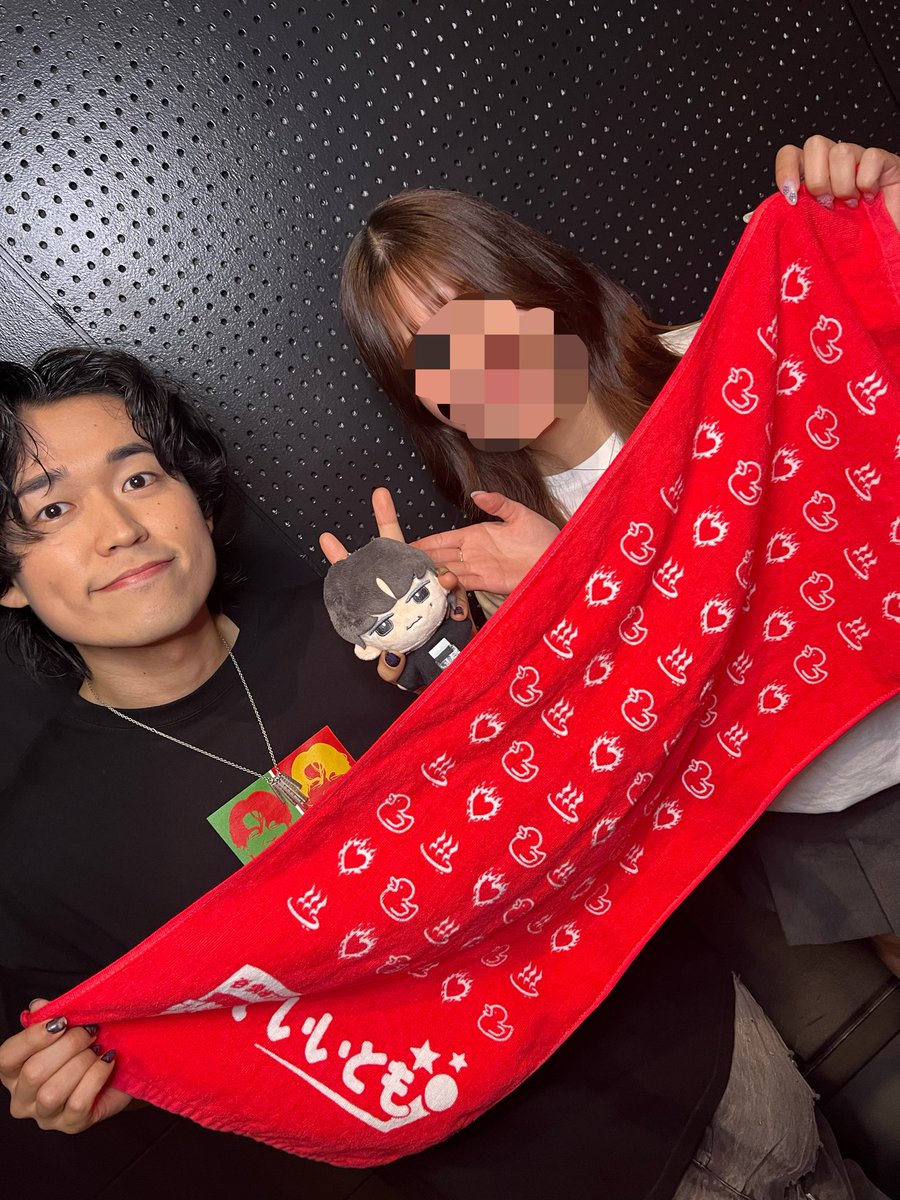 xyu_fpx's tweet photo. 2026.06.10 谷勇輝アワー！
歌っていいとも🎤in BIGCAT

念願の谷くんとのツーショ撮れて
幸せすぎた😶‍🌫️❤️‍🔥

たにぬいとタオル持ってほしかったんだけど
たにぬいをガシッ掴んでピースにょきって
してるの可愛すぎ🥹笑(伝われ〜)

セトリもFCならではの曲が多くて
新曲のアイノウタ聴けたの嬉しかった😭 https://t.co/aCK9qjogA2