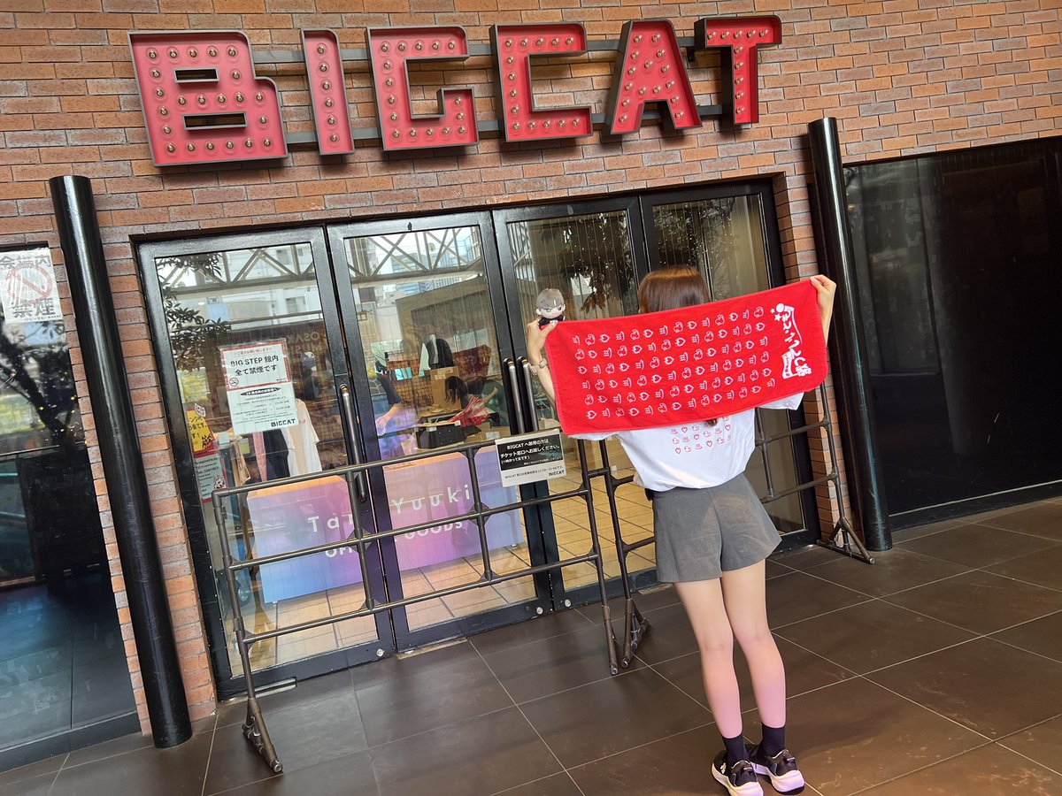 xyu_fpx's tweet photo. 2026.06.10 谷勇輝アワー！
歌っていいとも🎤in BIGCAT

念願の谷くんとのツーショ撮れて
幸せすぎた😶‍🌫️❤️‍🔥

たにぬいとタオル持ってほしかったんだけど
たにぬいをガシッ掴んでピースにょきって
してるの可愛すぎ🥹笑(伝われ〜)

セトリもFCならではの曲が多くて
新曲のアイノウタ聴けたの嬉しかった😭 https://t.co/aCK9qjogA2