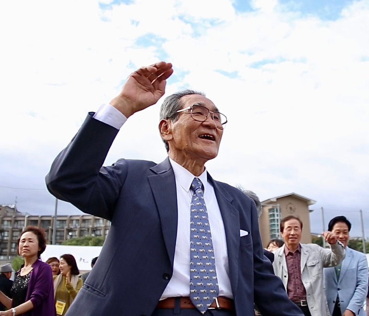 jioon73's tweet photo. 祖国統一と民族教育のために生涯を捧げられた
故・崔有福先生の通夜に参列しました。

「キム監督、『差別』という作品で私の願いの一つは果たされました。では次の願いが何か分かりますか。共和国と韓国の首脳が固く手を取り合い、九州朝鮮学校の校門を一緒に開いて入ってくることです。そうなれば、私たちの朝鮮学校には生徒たちがあふれるでしょう。その日が来るまで、私たちも手をしっかり取り合って共に歩んでいかなければなりません。」

22年前、多くの批判や誤解がある中でも、朝鮮学校と同胞たちとの交流を望む釜山の青年たちを大きな包容力で受け入れてくださった理由を、改めて胸に刻みます。

先生の深く尊い志を忘れることなく、末永く心に留めてまいります。

謹んでご冥福をお祈り申し上げます。どうか安らかにお眠りください。

■ 告別式
2026年6月11日（木）午前11時

■ 会場
北九州典礼会館
〒802-0083
福岡県北九州市小倉北区江南町4-20

■ お問い合わせ
TEL：093-923-4949

弔意をお寄せくださる方は、下記口座へお送りいただければ、ご遺族の皆様へ責任を持って丁重にお届けいたします。

カカオバンク
3333-06-3333-508
キム・ドヒ（朝鮮学校とともに歩む市民の会「春（ボム）」事務局）