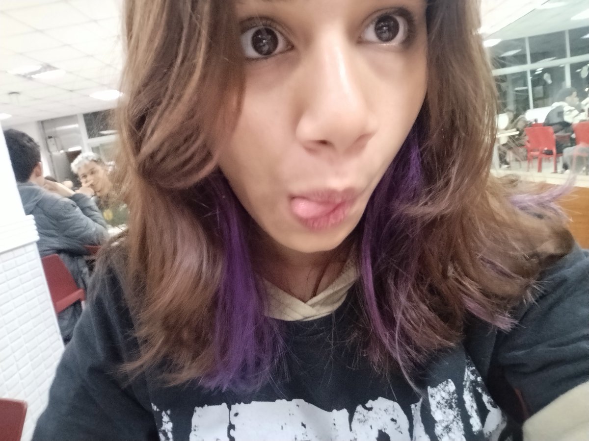 20nomess's tweet photo. oii gente eu sou a eLlie eu roubei o celular do Ash e sou uma bobona https://t.co/r60jK63WqG