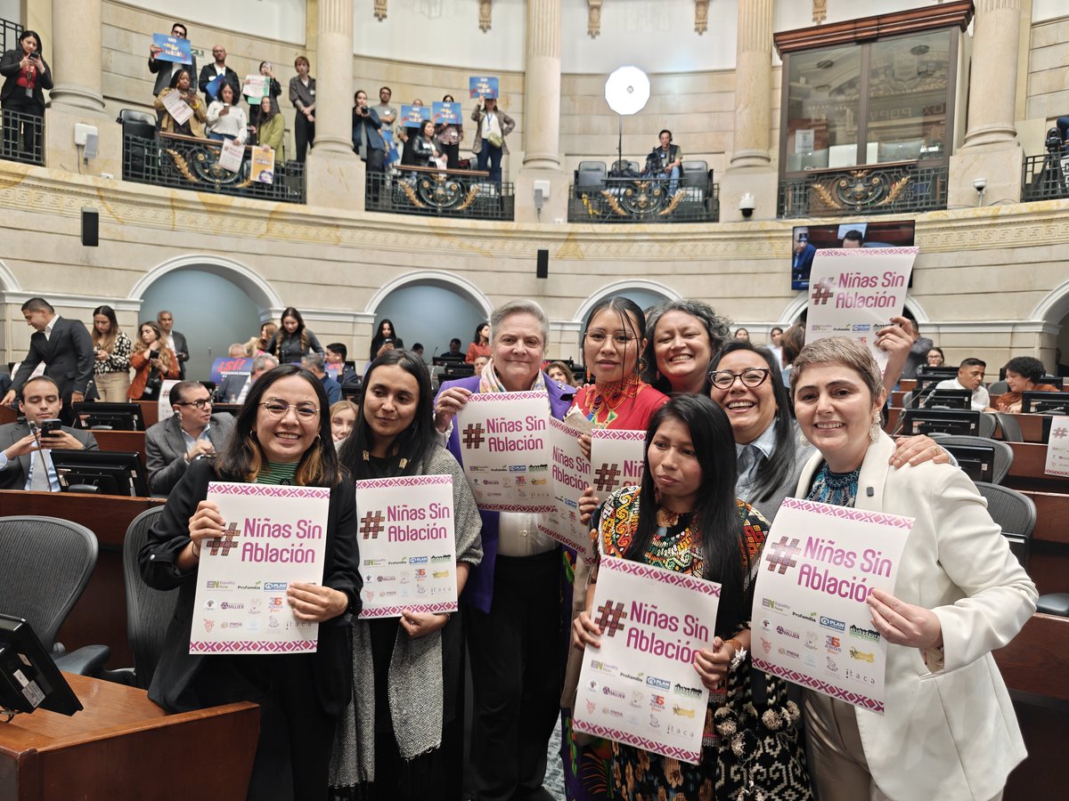 ClaraLopezObre's tweet photo. Hoy el Senado de la República avanza al aprobar la ley que prohíbe la mutilación genital femenina, más conocida como ablación. Logramos aprobar una política pública de primer nivel que logra prohibir efectivamente esta práctica nociva para las niñas de nuestro país. 

Agradecemos a quienes respaldaron con su voto este proyecto y en particular a las autoras y ponentes @CaroGiraBo , @alexandravasoch , @JenniferPedraz  y @AngelicaLozanoC . Está es una causa común que nos permite ponernos de acuerdo sobre lo más importante.