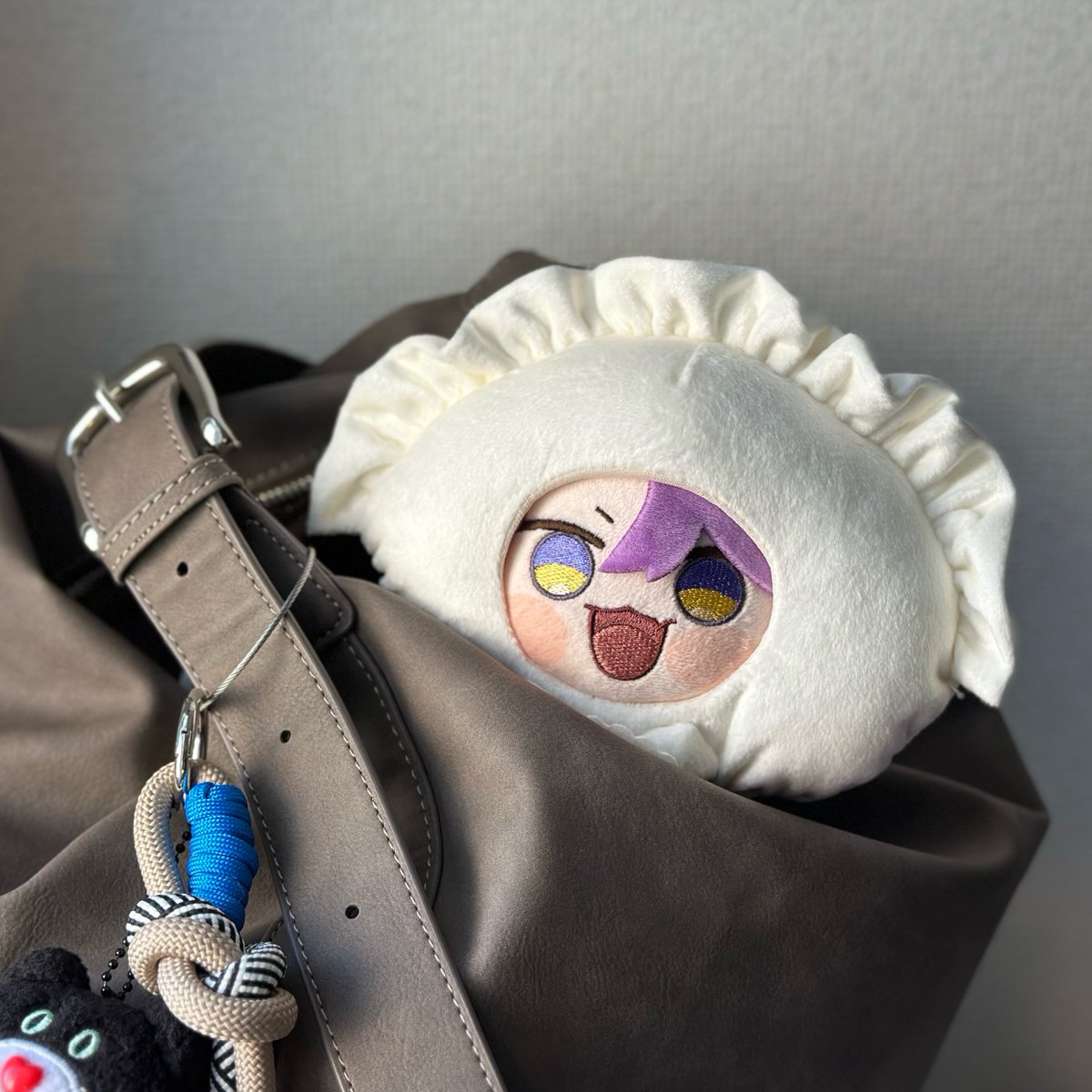 potepotecute's tweet photo. カバンから餃子
餃子は嬉しそうだ https://t.co/OUDNZFt4If
