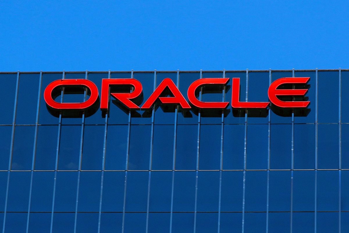 danmel27's tweet photo. Oracle $ORCL just dropped their Q4 earnings and revealed a $40 billion financing plan 💰

Q4 numbers:
- Rev: $19.2B vs $19.10B est ✅
- Adj EPS: $2.11 vs $1.96 est ✅
- Adj op income: $8.6B vs $8.25B est ✅
- Adj net income: $6.2B vs $5.78B est ✅
- Cloud revenue: $9.9B https://t.co/3kCT9qI8tN
