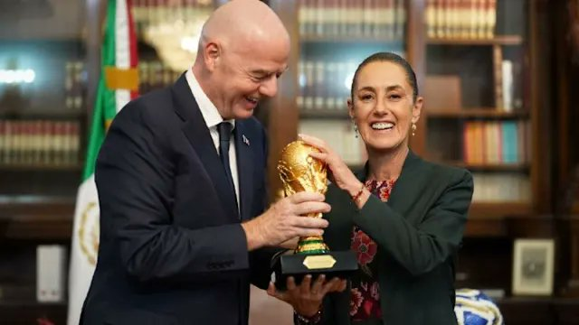 TexasCharly's tweet photo. Uta madre, la salaron bien salada. La Claudia la que todo le sale mal, ahí con el trofeo como si fuera el premio de la rifa de la oficina. Ya sabemos cómo termina esto: La maldición de Morena  maldición activada. 😩 https://t.co/RzK6ESaeU4