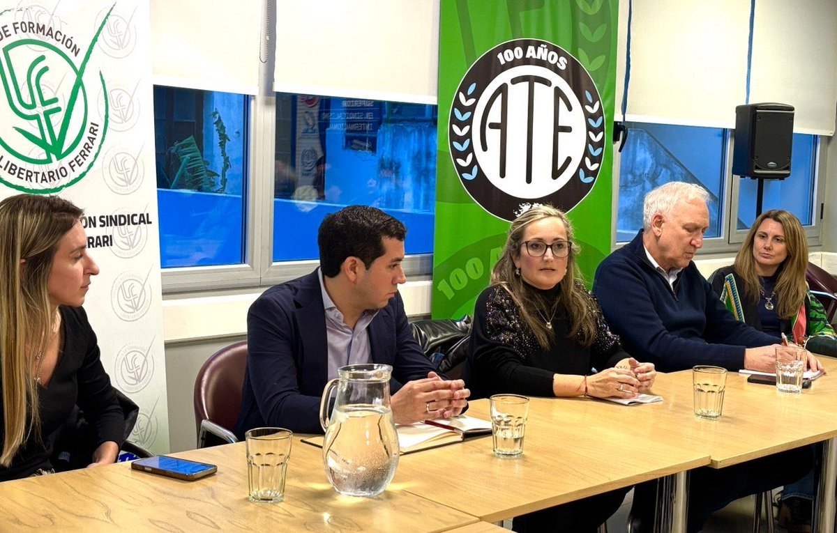 MercedesCabezas's tweet photo. ARGENTINA EN EL MERCOSUR: DESAFÍOS DE LA INTEGRACIÓN REGIONAL EN UN MUNDO EN DISPUTA

Junto a Gabriel Fuks y Franco Metaza, Parlamentarios del #Mercosur, hablamos sobre las discusiones que se están dando hacia adentro del Mercosur: las economías, las nuevas formas de trabajo, entre otros temas.

Dirigentes y trabajadoras y trabajadores estatales (principalmente de ATE Provincia de Buenos Aires) expresaron sus preocupaciones en relación al Estado y nuestro país.

Nos seguimos organizando!