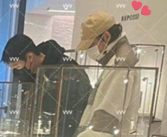 seosooha_'s tweet photo. @jealousfangirls they couldn’t have been more obvious bout their relationship, Tae even went to buy Jennie a ring and she wore it right away #taennie https://t.co/HHsq5powFa