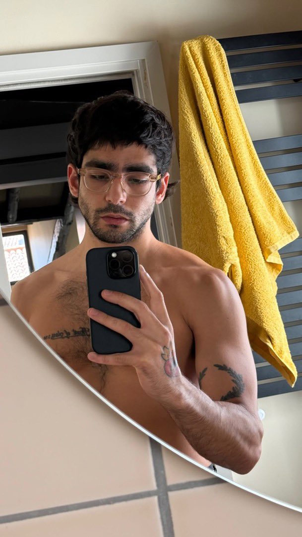 Thedudeshub's tweet photo. can we talk about how beautiful this man is https://t.co/BgB8bEApIP