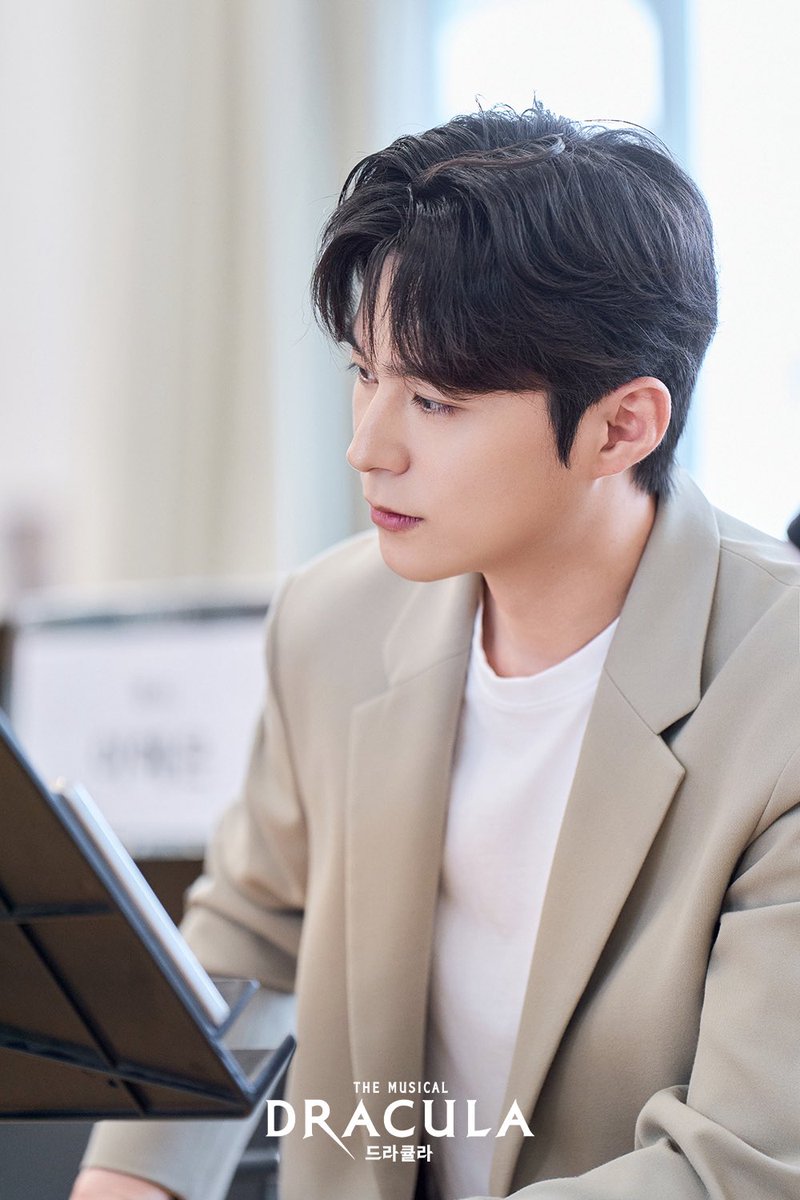 _april0229's tweet photo. 아따마인물낫네 https://t.co/yTbMmpYdnU