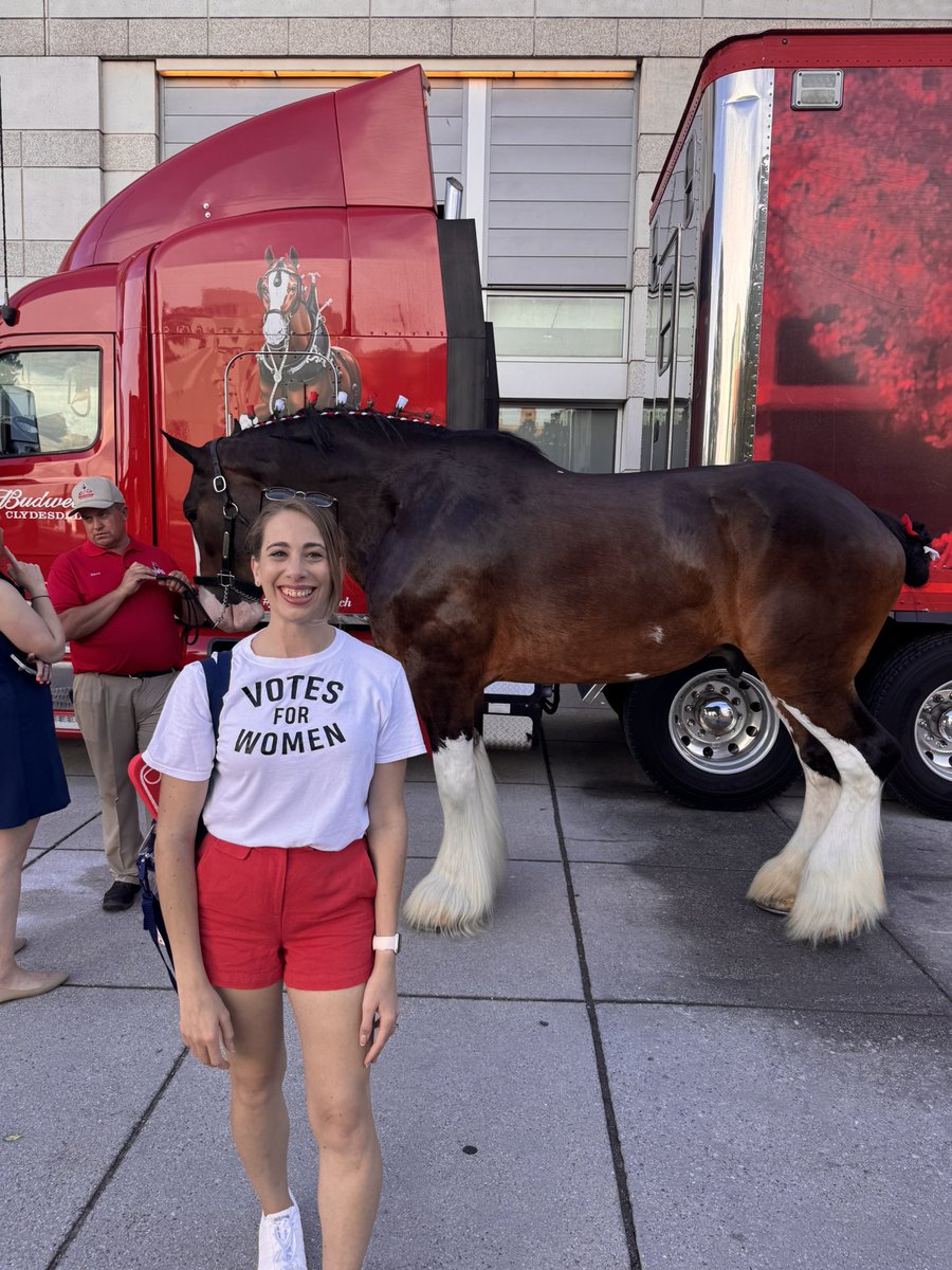 kocher_danielle's tweet photo. Made a new friend at the #congressionalbaseballgame @budweiserusa https://t.co/cAGQNa3g95