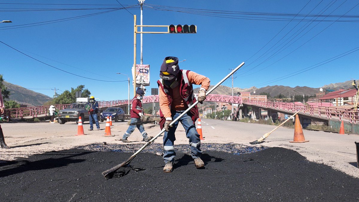 munidelcusco's tweet photo. #FiestasDelCusco2026
✅ La Municipalidad del Cusco en coordinación con la Mancomunidad Municipal del Valle Sur-Cusco y con el apoyo de la Municipalidad Distrital de San Jerónimo, viene ejecutando trabajos de mantenimiento del pavimento flexible en la Vía de Evitamiento. https://t.co/IHpWZi0NKr