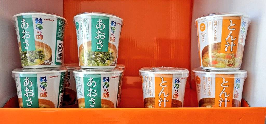 CAL_corp's tweet photo. おはようございます☀

オフィスコンビニに新商品が入荷🚚
お菓子ではハッピーターンとかっぱえびせん、さらに、スープはるさめのワンタンとあおさのお味噌汁も新たに追加しました✨
いっぱい食べてー😆

本日も一日よろしくお願いいたします！

#企業公式が朝の挨拶を言い合う
#企業公式相互フォロー https://t.co/33EvHFffnw