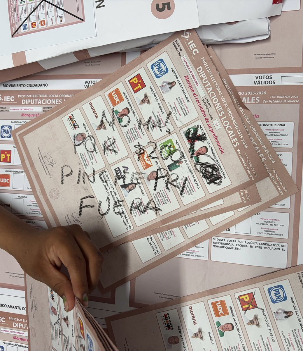 SoyCamMartinez's tweet photo. Los cómputos distritales están confirmando el #QRGate , lo que Morena denunció durante la campaña y el día de la elección : compra de votos, coacción y mecanismos de control por parte del PRI . Hoy son las propias boletas las que están hablando. 

En distintos paquetes aparecen mensajes, referencias y elementos que coinciden con las denuncias realizadas el día de la elección. Ya no hablamos de casos aislados, hablamos de la sistematización de compra de votos. 

Si todo fue tan limpio como dice el PRI, ¿por qué las boletas cuentan una historia distinta?