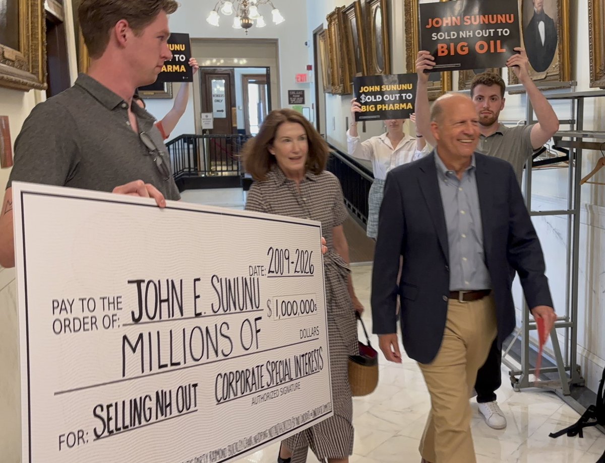 Nh4Trump603's tweet photo. Former @wef Senior Advisor @SununuSenator embarrassingly had ZERO supporters at his Senate filing and plenty of signs and a giant check blasting him for selling Granite Staters out to corporate special interests. 

I guess nobody knew he was filing today. 

Nobody wants to hear his “good stories.” 

Nobody cares. 

There is no organic momentum behind him. We’ve been saying it from the beginning—t’s all artificially inflated viability because of all that out-of-state money pouring in it on his behalf. 

None of that reflects real New Hampshire voters, their principles or their candidate.

Vote @SenScottBrown