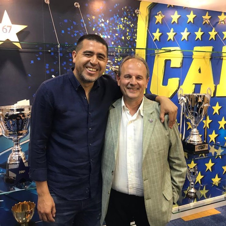 la12tuittera's tweet photo. 🗣️RICARDO ROSICA, Sec. Gral. de #Boca en @futbcontinental:

"Sabemos que el socio de #Boca quedó frustrado por los últimos resultados, pero el Presupuesto indica hacia dónde vamos en la gestión. Está prevista la 1° etapa de la ampliación, que incluye la 4° bandeja y las torres y ascensores para ir hacia la 4° bandeja, está prevista en este presupuesto, y las obras son parte de la masterplan de la ampliación, el camino a nuestro sueño que llevará a 20.000 lugares más.

La oposición está preocupada y cada vez que se ve el déficit deportivo, que lamentamos no poder seguir participando en la #Libertadores, estamos contentos por ir en el rumbo correcto, la cantidad de títulos que hemos ganado en inferiores y los chicos que debutaron en Primera, marca que los resultados van a llegar y así trabaja el Presidente y su equipo para que así sea.

La Oposición está preocupada para ver cuándo empiezan las obras de ampliación, si ellos en 20 años hubieran empujado un poquito, hoy tendríamos que hacer menos trabajo y su intención era jubilar #LaBombonera y hacer un nuevo estadio, y ahora piden que apuremos la ampliación, cosa que no se puede creer, pero seguimos trabajando, por nosotros, habla la gestión".