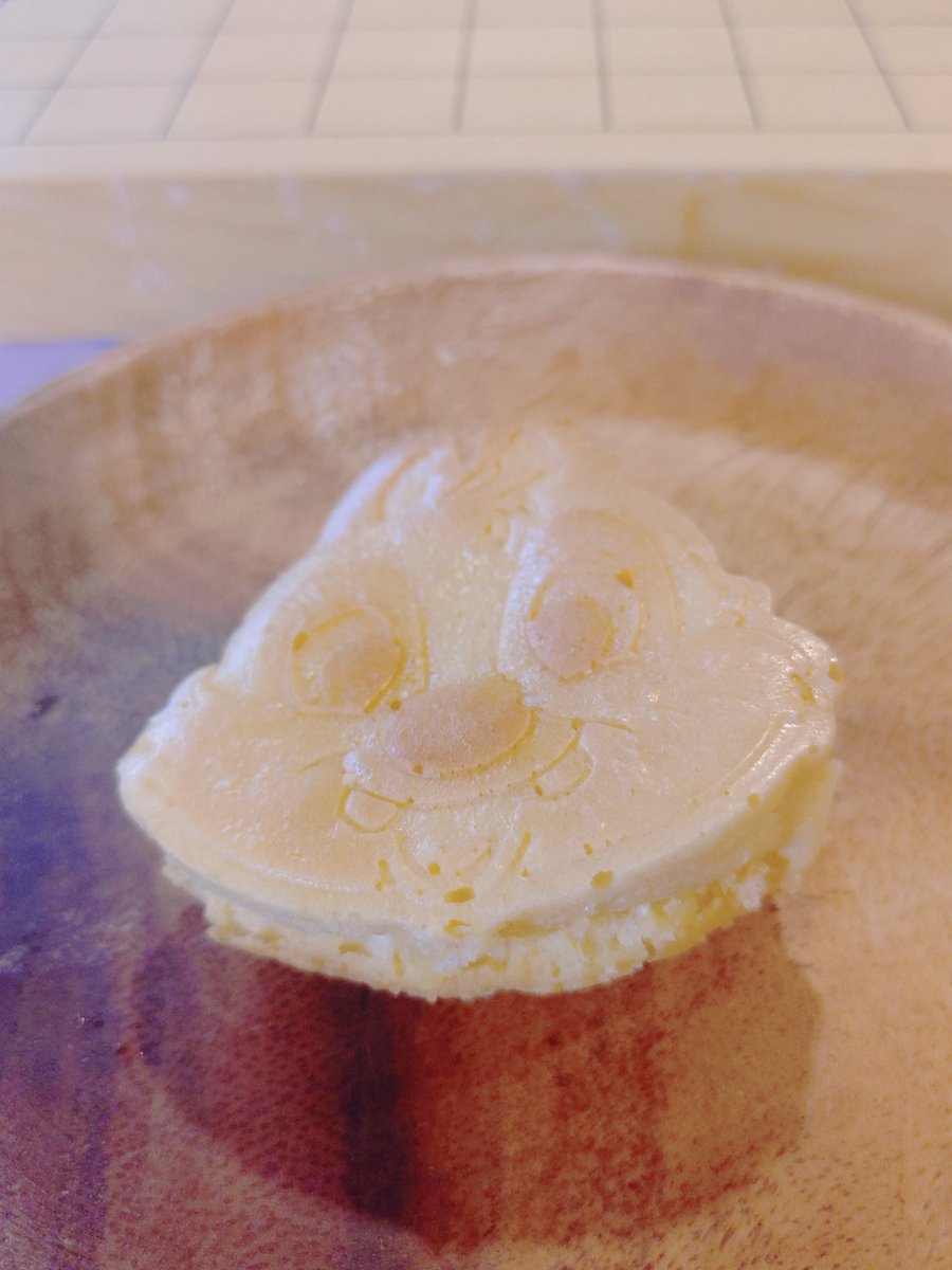 karuchaclub's tweet photo. 【好評】チーズスフレの形を少し変えてみました。
ひっくり返すと？（2枚目）

北海道産クリームチーズをふんだんに
控えめなきび砂糖と平飼い卵を使用した
米粉のお菓子

従来より少し小さいお気楽サイズ
今だけのお試し特価の300円で販売中です👍️

#東向島カフェ
#墨田区スイーツ https://t.co/wXfoFfj26H