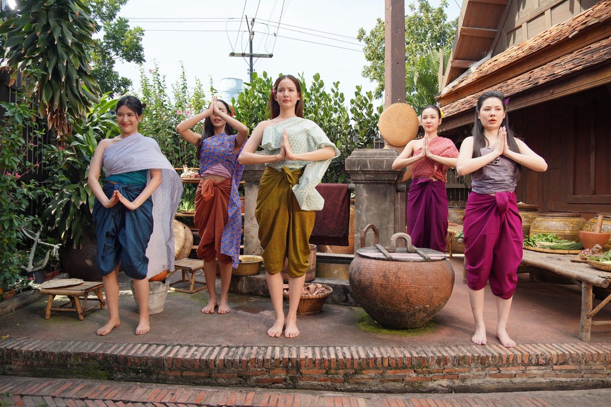 tanadlakorn's tweet photo. สายแล้วววววว ลุกขึ้นมาขยับร่างกายกันเจ้าค่ะ 

แต่ถ้าไม่รู้จะทำท่าไหนให้สนุกบ้าง? มาลองทำท่าแบบไทยๆ กันดูนะเจ้าคะ เดี๋ยวมีตัวอย่างท่าให้ก็อปเจ้าค่ะ

#คณพี่เจ้าขาดิฉันข้ามเวลามากับสสส. Ep2 

วันพฤหัสบดีนี้ เวลา 18.58-19.00 น. ทางช่อง 33 นะเจ้าคะ

#คุณพี่เจ้าขาxสสส. https://t.co/HIQarwIm8r