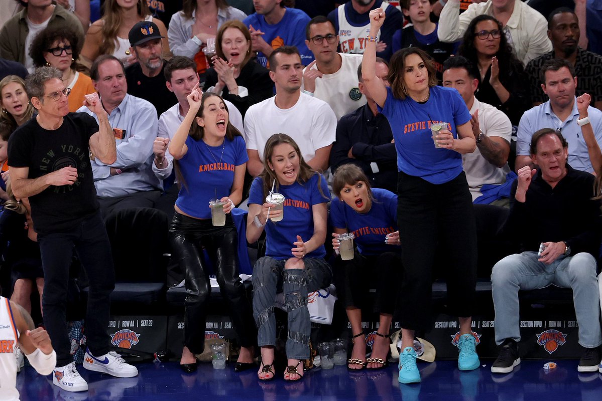 ComplexSneakers's tweet photo. Mariska Hargitay rocks Jalen Brunson's Nike Kobe 6 PE at MSG 🔥

📸: Getty https://t.co/ykn7jvhCpf