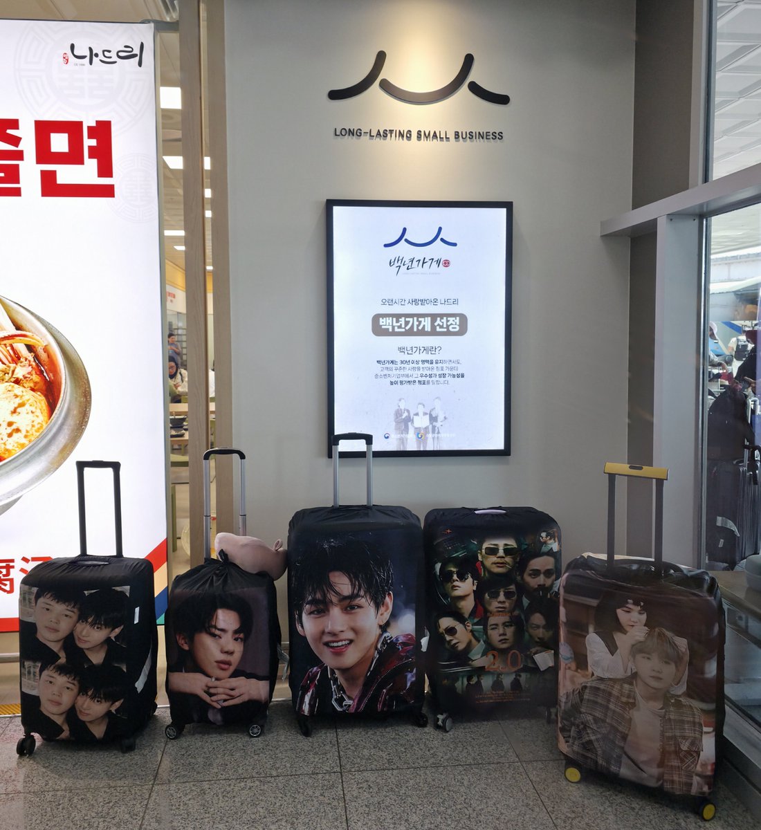 BeautifulSoulB7's tweet photo. 🇰🇷김해 공항의 흔한(?) 풍경..

오른쪽 맨끝 🐱윤지💜윤기 🧳가 
제 꺼...😁

김해 공항 입국심사 45분 넘게 걸려서..
🧳🧳이 먼저 도착해 있었는데..
다 아미 🧳🧳임을 한눈에 알 수 있었던..

#BTSFESTA2025 
#BTS13thAnniversary
#BTS #방탄소년단 https://t.co/V6B5oy5O9k