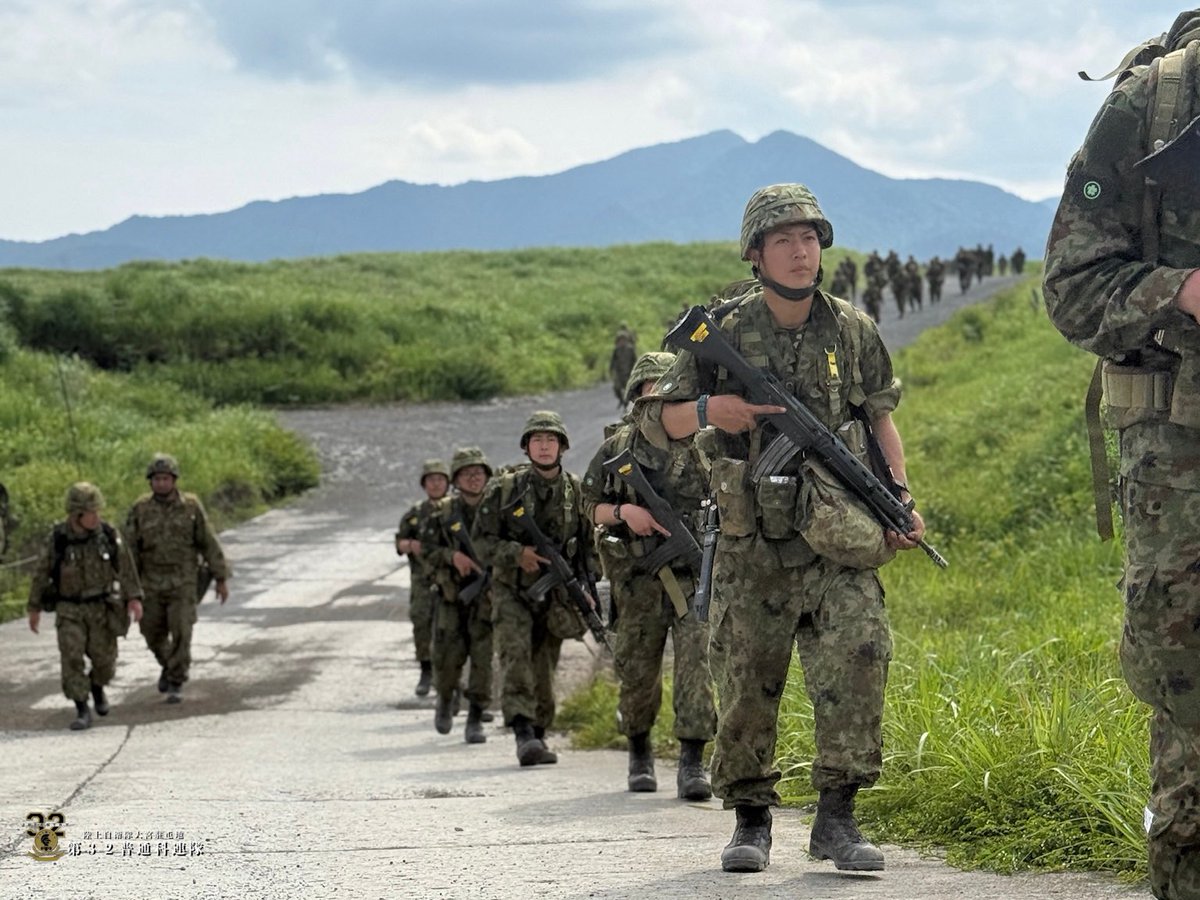 32nd_inf_Regt's tweet photo. 【新隊員教育隊⑱】
#32連隊 新隊員教育隊は
東富士演習場において25km徒歩行進訓練を実施🫡

重い背のうが肩にくい込み
戦闘服を汗に濡らしながらも
#新隊員 たちは歩みを止めず前へ進み続け、見事に完歩しました💪

#第32普通科連隊 https://t.co/Uu4D5kVY02