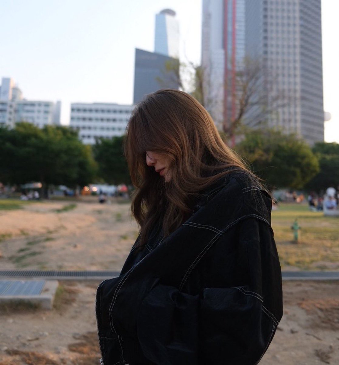 ENGLOTxNJ's tweet photo. เอนจอยกับการถ่าย Photo Shoot นะน้อง เก็บทั้งรอยยิ้ม ความสุข ความตื่นเต้น และความประทับใจที่เกิดขึ้นระหว่างการเดินทาง เพราะบางความทรงจำมีค่าจนอยากหยุดเวลาไว้ และบางทีรูปเหล่านี้อาจกลายเป็นภาพที่น้องกลับมาดูเมื่อไรก็ยังยิ้มได้ทุกครั้ง

#CharlottexOandB
#OandBxCharlotteInKorea #OANBINSEOUL
#CharlotteSeoulDiary

SHINING PRIDE CHARLOTTE11
#ชาล็อตออสติน #CharlotteAustin @itscharlotty