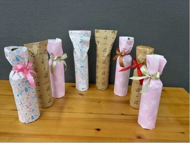 shimojima_jp's tweet photo. ＼#ラッピング講習会／💁
🍾ボトル基礎🍾
『しっかり身につけたい技』🎁
6月10日(水)東京会場にて開催されました‼

次回は
・7月21日（火）10：30～12：00
さらに詳しく👇
https://t.co/vKiFhUYi32 https://t.co/QVaR1b2fAg