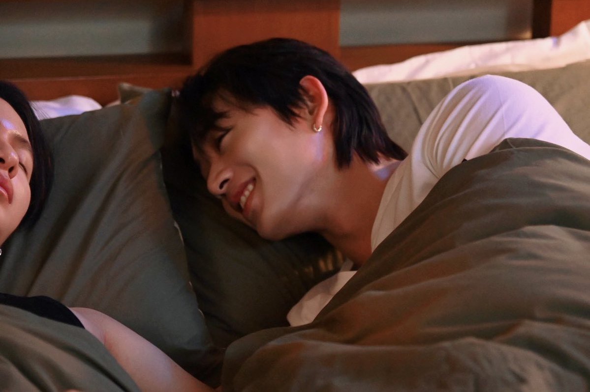 jm_junmom's tweet photo. อยากนอนหลับ แล้วมีนอนมองฉันแบบยิ้มกว้างแบบนี้บ้าง วาสนาไอ้ดีนมันคัก

#YouManiacSeriesQ18 
#YouManiacSeries 
#GMMTV https://t.co/WbxED4qs2U