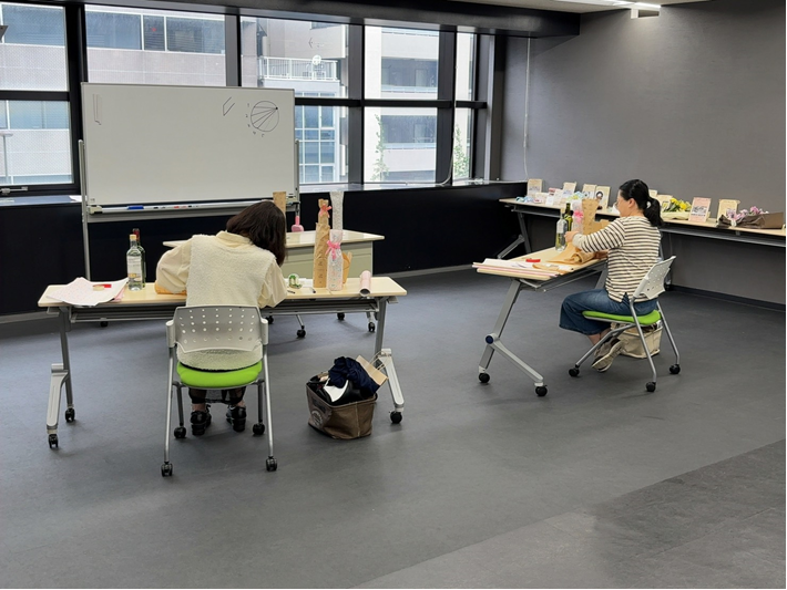 shimojima_jp's tweet photo. ＼#ラッピング講習会／💁
🍾ボトル基礎🍾
『しっかり身につけたい技』🎁
6月10日(水)東京会場にて開催されました‼

次回は
・7月21日（火）10：30～12：00
さらに詳しく👇
https://t.co/vKiFhUYi32 https://t.co/QVaR1b2fAg