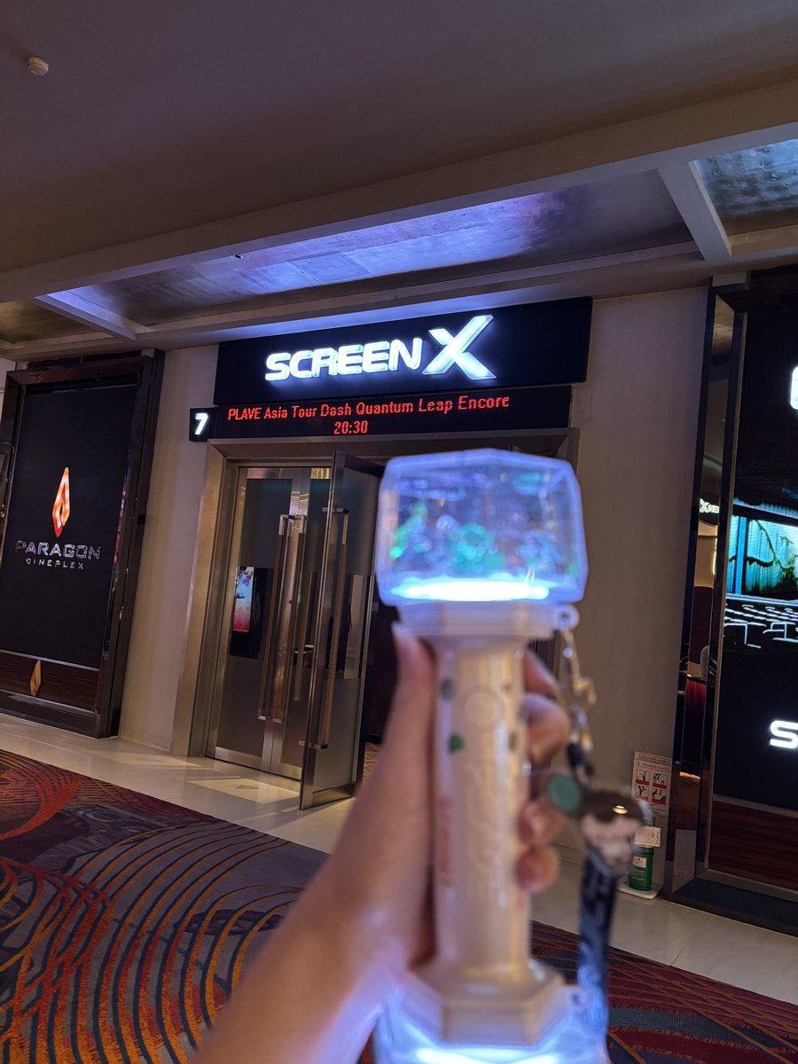 mamaot02's tweet photo. ได้นอนแล้ว มารีวิว ScreenX พารากอนรอบ 20:30 กัน! 🏃‍♀️💨

เริ่มฉายจริงประมาณ 21:00 ฮะ เหลือๆ ไม่ต้องรีบมาก จอใหญ่เบิ้มมมม มี 3 ด้าน หน้า ซ้าย ขวา เป็นโฟกัสแคมมบ. พ้มนั่งแถว C คิดว่ากำลังโอเค ถ้าเป็น D E ก็ยังเริ่ด เก็บหมดไม่ต้องหันเยอะ

ชานท์หมดไม่สนลูกใคร เพราะเห็นน้องเพ้บใหญ่ๆบนจอล้ะฟรินมาก มันเริ่ดเลยล่ะ!! คิดถึงคอนแล้วววว 🥹💙💜💗❤️🖤

#พร้อมแดชไปหาเพ้บที่เมเจอร์
#PLAVEAsiaTour_DASH_QuantumLeap_EncoreinCinemas