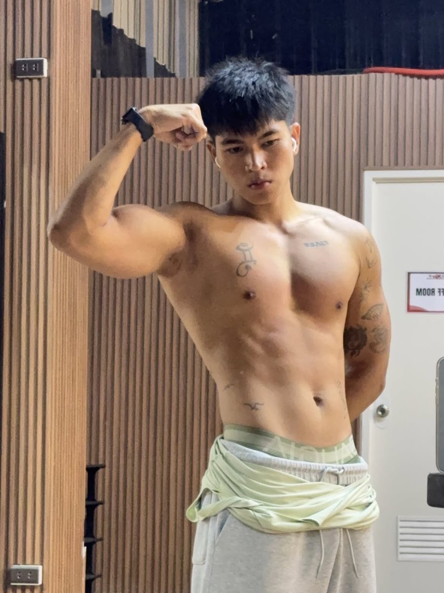 dailyhotdudes's tweet photo. Raven 
💪 https://t.co/j7WTZCiBAo