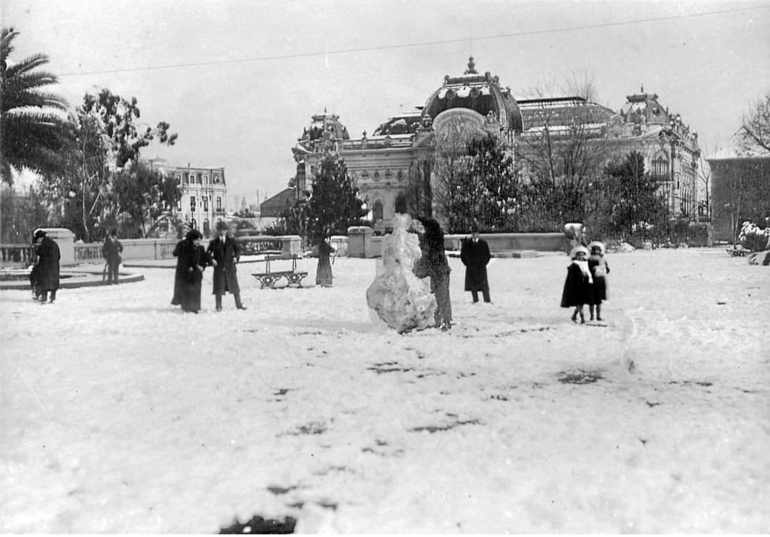 RenzoVaccarezza's tweet photo. Nevazón en Santiago, junio de 1912. Parque Forestal y Museo de Bellas Artes. https://t.co/ydZnKOUmnX