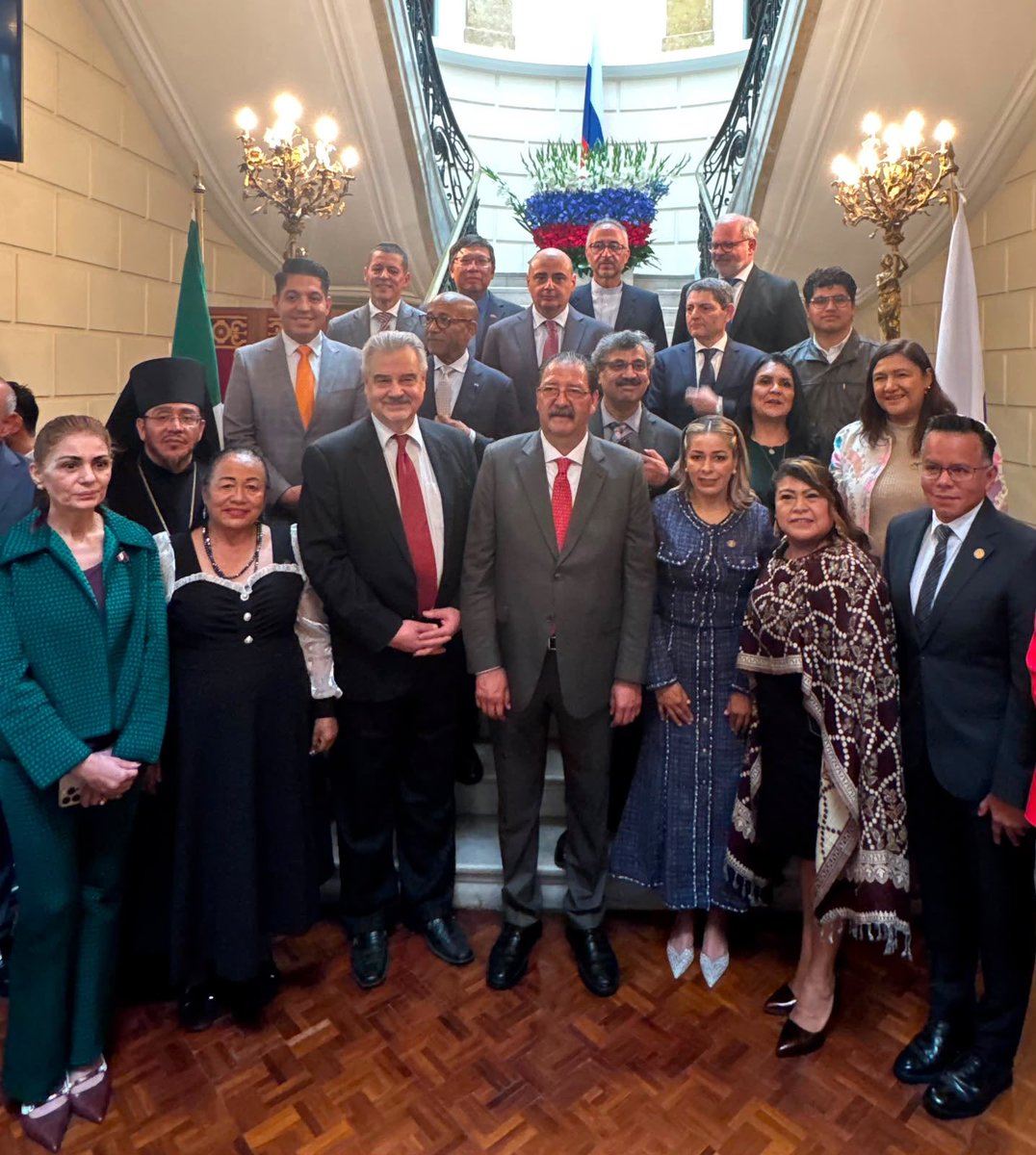EmbRusiaMexico's tweet photo. 9 июня в Посольстве России в Мексике состоялся торжественный приём по случаю государственного праздника — Дня России.

Среди гостей мероприятия присутствовали представители органов государственной власти Мексики, включая сотрудников Министерства иностранных дел и других федеральных ведомств, сенаторы и депутаты, главы и сотрудники аккредитованных в Мехико дипломатических миссий, представители общественно-политических кругов, СМИ и делового сообщества, деятели науки и культуры, соотечественники и иные почётные гости.

С приветственными речами выступили Чрезвычайный и Полномочный Посол Российской Федерации в Мексиканских Соединённых Штатах Н.В.Софинский и с мексиканской стороны — председатель Группы дружбы Мексика—Россия Палаты депутатов Конгресса Мексики Рехинальдо Сандоваль Флорес.

В своём выступлении Посол Н.В.Софинский отметил:

«Сегодня мы отмечаем 36-летие новой России, в то же время история российской государственности насчитывает более 1200 лет. Период современной истории продолжительностью 36 лет является сравнительно непродолжительным. Однако за это время наша страна прошла путь преобразований, который в иных исторических условиях мог бы занять столетия. Он включал коренную трансформацию политической системы управления государством, формирование новой модели экономического развития и реформирование системы социальной защиты населения. Безусловно, перед нами по-прежнему стоят значимые задачи, существуют вызовы и проблемы. Однако мы убеждены, что Россия продолжит следовать избранному курсу, сохраняя роль глобального игрока в системе международных отношений, проводящего независимую и суверенную внешнюю и внутреннюю политику».

В свою очередь Р.Сандоваль Флорес подчеркнул:

«Несмотря на значительную географическую удалённость, Мексику и Россию объединяют важнейшие ценности — уважение государственного суверенитета, национального достоинства и права народов на сохранение собственной идентичности. На протяжении многих лет двусторонние связи последовательно укреплялись не только в дипломатической сфере, но и в областях культуры, образования, науки, а также в развитии взаимопонимания между народами наших стран».

В рамках приёма были представлены две художественные экспозиции: выставка живописных работ Леонида Непомнящего и фотовыставка «Россия в Мексике». Музыкальная программа включала исполнение профессиональными певцами известных российских произведений «Катюша», «Подмосковные вечера», «Калинка» и «Вперёд, Россия!», а также ряда популярных мексиканских песен.