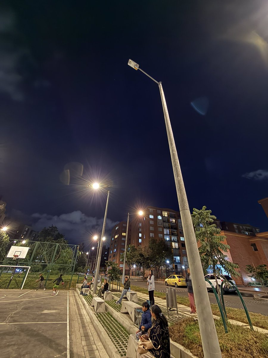 EdilAlejandroZ's tweet photo. Respetuosamente solicitamos a @EnelClientesCO @EnelColombia @Uaesp que nos ayude con el arreglo de esta luminaria ya que hace algún tiempo está dañada y su ubicación es en un parque. 

📍Localidad de Teusaquillo calle 22B No 58-21 barrio salitre oriental https://t.co/NDBBOn7sWf