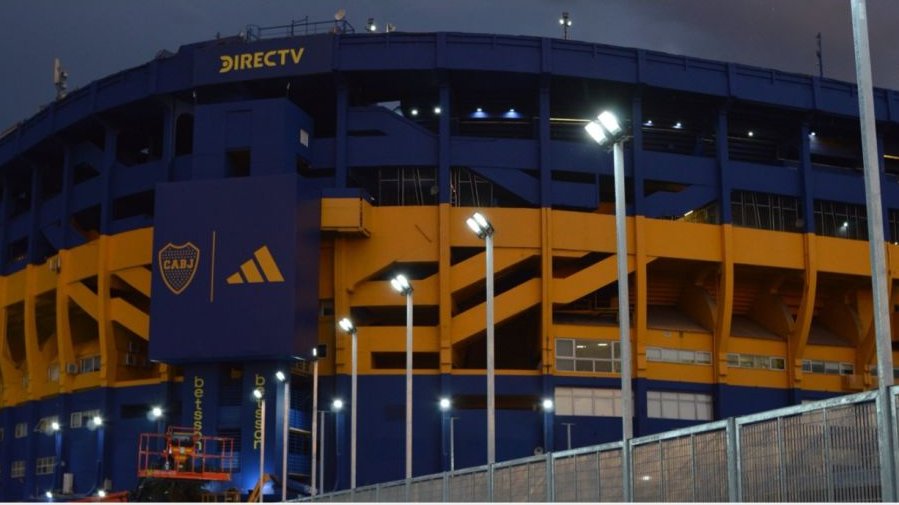 la12tuittera's tweet photo. 🗣️RICARDO ROSICA, Sec. Gral. de #Boca en @futbcontinental:

"$239.392 millones de pesos ingresan y $235.989 millones de pesos los que egresan, eso da un resultado de $3403 millones de pesos de superávit.

Se hacen las obras del gimnasio que el socio podrá usar gratis y la bastardeada obra de la puerta de acceso que es impresionante, el Hard Rock estará para fin de julio terminado.

Cuando el hincha de #Boca puede abstraerse de la política, de estas locuras que cuentan, que #Boca está tomado por un partido político, todos los de la Oposición son funcionarios públicos, todos: uno en la Legislatura, otro en un Ministerio, y nosotros somos todos trabajadores hinchas de #Boca, hace 30 años estoy en el club y pasé en todos los lugares, estamos totalmente convencidos que estamos en el camino correcto, que no en vano el club es reconocido a nivel mundial y lo estamos poniendo en valor, recordemos: la cancha estaba pintada al revés".