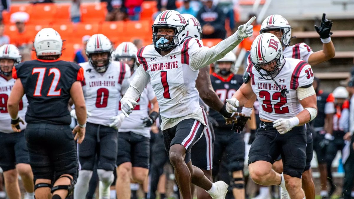 ForestHillsFBNC's tweet photo. Congratulations to our senior defensive lineman @Kai_Phinazee on his offer from Lenoir-Rhyne. Big time player in the trenches! Proud of the work he’s putting in 🐝🐝 https://t.co/Mz2tf5V5hK