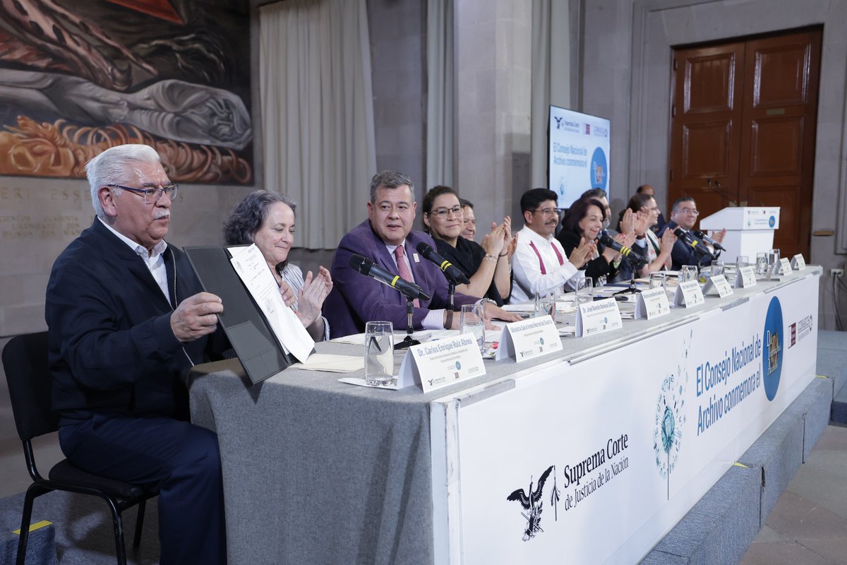 SCJN's tweet photo. 📂🏛️ En el marco del Día Internacional de los Archivos, el Poder Judicial de la Federación, el @AGNMex y el Consejo Nacional de Archivos reafirmaron la importancia de los archivos como pilares de la memoria institucional, la transparencia y la preservación del patrimonio documental de nuestro país.

Los archivos resguardan mucho más que documentos: conservan la memoria de quienes somos como nación, la diversidad que nos distingue y las aspiraciones que nos proyectan hacia el futuro. En ellos se encuentra documentada la riqueza histórica, cultural e institucional de México, así como las huellas de los procesos que han dado forma a nuestra vida pública.

Durante la jornada se llevaron a cabo mesas de análisis sobre la gestión archivística en la impartición de justicia, los desafíos y oportunidades del uso de la inteligencia artificial en los archivos judiciales, así como la evolución y consolidación de la gestión archivística en el Poder Judicial de la Federación.

Los archivos son documentos vivos que continúan dando testimonio de nuestro pasado, fortaleciendo la memoria colectiva y permitiendo comprender tanto lo que hemos sido como los desafíos y oportunidades que orientan nuestro futuro.