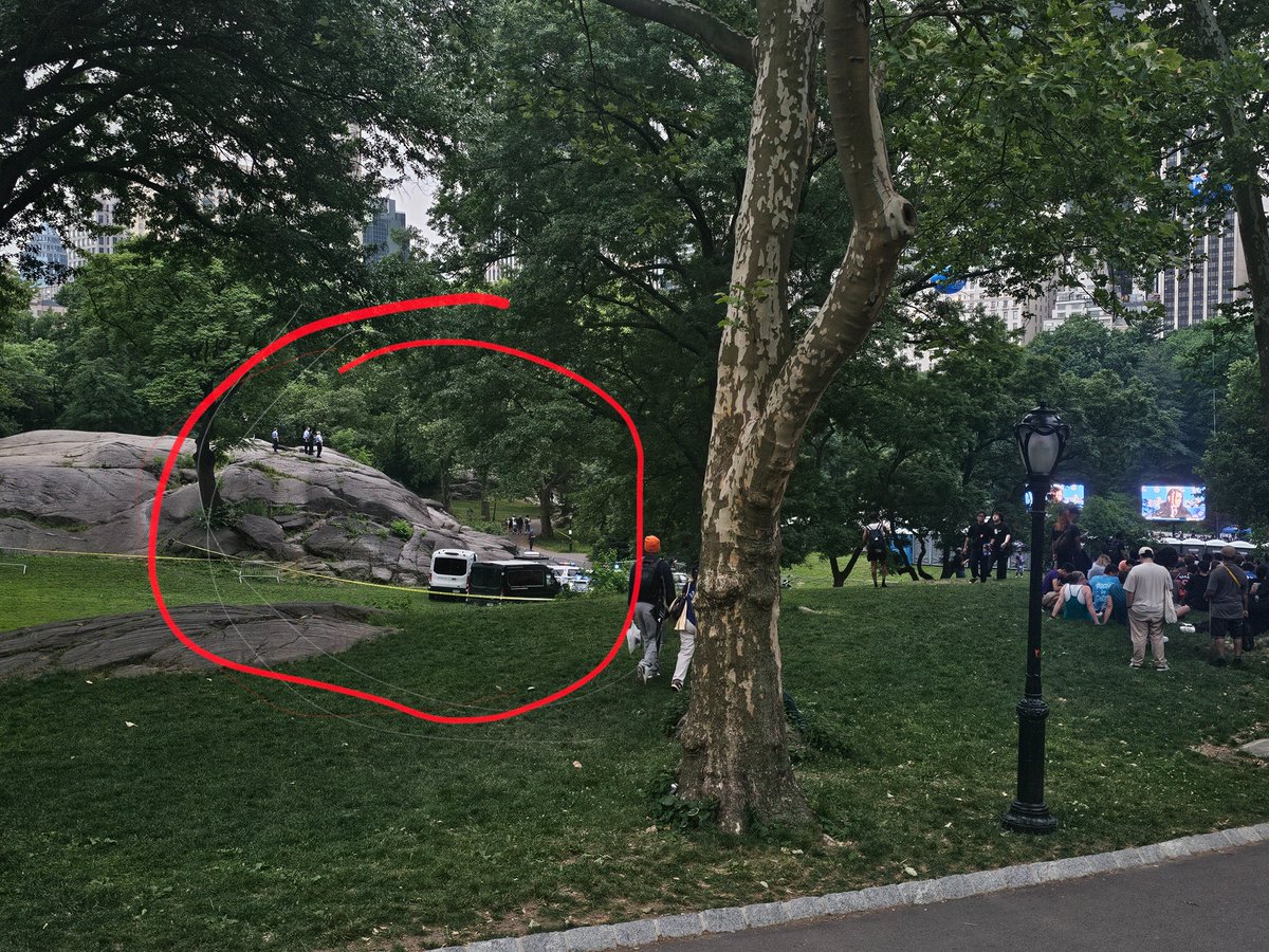 iThinkVeryHot's tweet photo. NYPD really took the best spot for themselves to watch the Knicks game at Wollman Rink at Central park. #KnicksSpurs https://t.co/gtsTkDRJFb