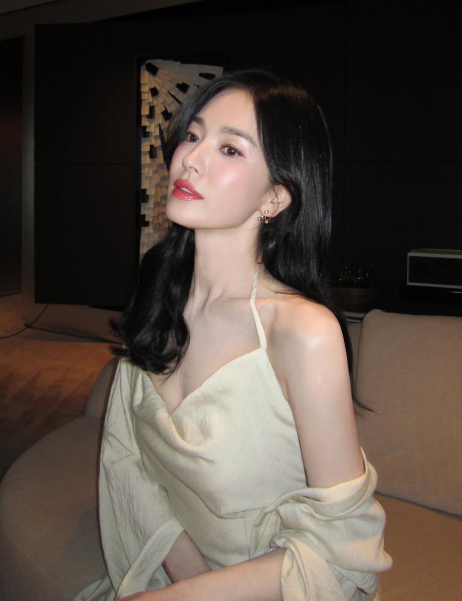 hyekyots's tweet photo. SONG HYEKYO OMG  

#SongHyeKyo https://t.co/rD990JKGYQ