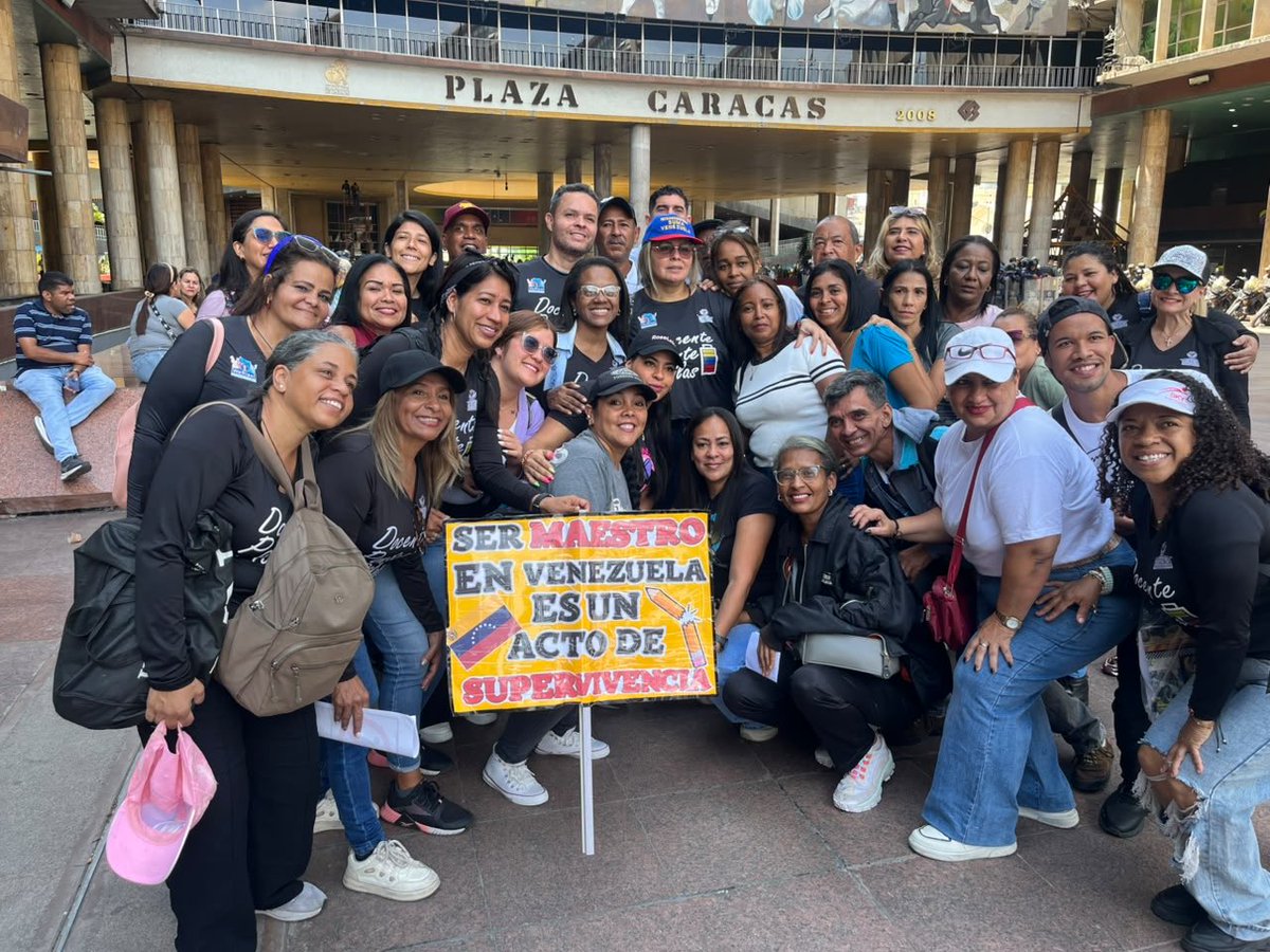 grisisanch's tweet photo. Hoy queremos agradecer públicamente el apoyo de la lcda Evelin Blanco y la prof Lenni que se han ocupado en atender los reclamos de nuestra organización. Maestros reportan su activación de salario 👏🏻 https://t.co/Db8EHnJxhX