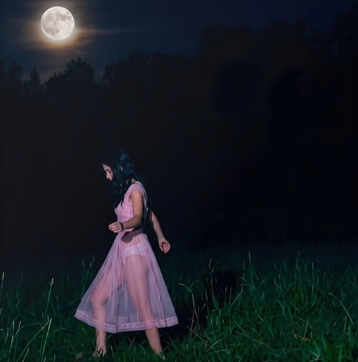 oliviarodrbr's tweet photo. Olivia Rodrigo revelou que "whats wrong with me" foi originalmente escrita sobre sentir tanta falta de alguém que ela se sentia apática, sem energia e deprimida. 

Depois do término de seu namoro, ela revisou a letra ao perceber que o próprio relacionamento era a fonte da sua tristeza.