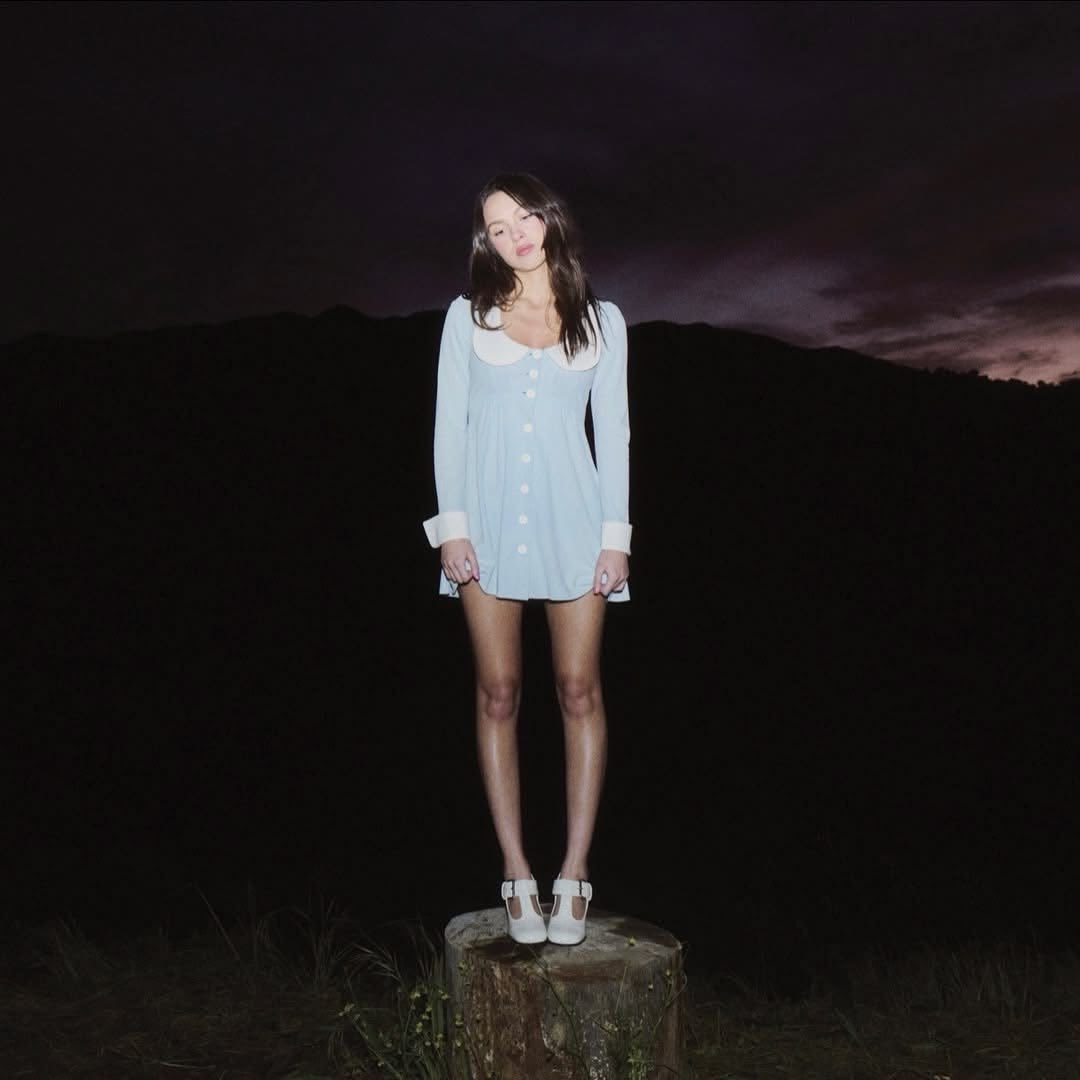 oliviarodrbr's tweet photo. Olivia Rodrigo revelou que "whats wrong with me" foi originalmente escrita sobre sentir tanta falta de alguém que ela se sentia apática, sem energia e deprimida. 

Depois do término de seu namoro, ela revisou a letra ao perceber que o próprio relacionamento era a fonte da sua tristeza.