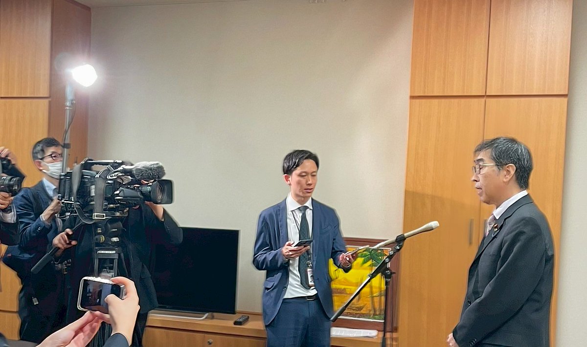 yamamotogeorge0's tweet photo. 昨日は、午後1時から開催された中小企業家同友会全国協議会のイベントに参加。中小企業関係者の皆さん約500人（オンライン参加も含め）を前に、消費税やインボイス制度の廃止など、れいわ新選組の中小企業政策について述べさせてもらいました。

その後すぐに、皇室典範に関する会議に移動。
私は ４回目の出席ですが、すべての回で、「拙速に結論を出すべきではない」との意見を申し上げてきました。
自民・維新・国民・中道・参政・公明・みらいの主張が「立法府の総意」として取りまとめられるようなことがあれば、きっと、将来に大きな禍根を残すことになるでしょう。「女性天皇」が排除される結果ともなります。各種世論調査によると、多くの国民が女性天皇を支持しています。そうした世論との乖離があるまま、「立法府の総意」を取りまとめることなど、断じてあってはなりません。もっと国民的な議論を行う必要がありますし、そのための仕切り直しをすべきです。

昨日の会議では、私だけではなく、共産党や社民党などからも反対意見が表明されました。にもかかわらずです。衆参の正副議長によって、半ば強引に「立法府の総意」が取りまとめられてしまいました。
このまま皇室典範の改正が行われれば、私たち国会議員の全員が、後世から厳しい指弾を受けることになるのではないでしょうか。

会議後、私は記者会見に応じ、「この取りまとめ案は、決して『立法府の総意』ではない」と強く訴えさせてもらいました。