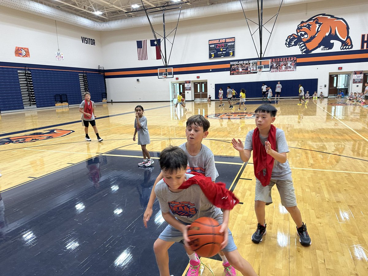 BridgelandHoops's tweet photo. Day 3! These future Bears beat the heat and had a great three days at camp! Thank you for joining us in The Den! @Bridgeland_GBB https://t.co/G2xVOOAoM8
