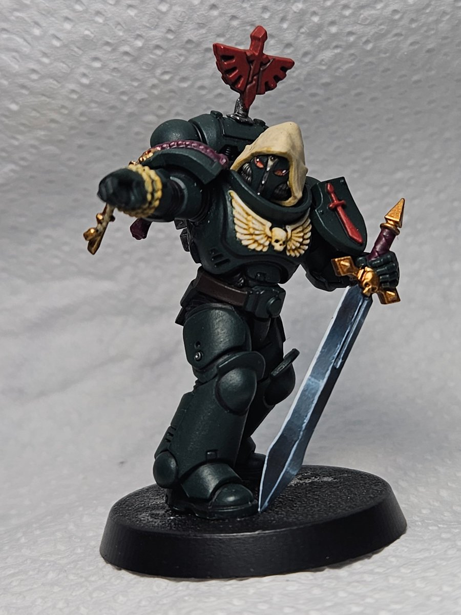 schizothotep's tweet photo. A Dark Angel Sergeant done for the sole purpose of playing around with dark greens and bones. Thus far the best sword and Imperialis I have painted yet, I think. I need an Eldar girl to spit on me. The head is a resin print, but I'm not sure from where, I'm sorry. https://t.co/f91TN4qUCy